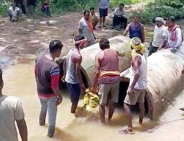 शासन-प्रशासन से बार-बार गुहार लगाकर थक चुके ग्रामीणों ने खुद उठाई जिम्मेदारी, प्रशासन की बेरुखी से चंदा जुटाकर श्रमदान करने मजबूर ग्रामीण