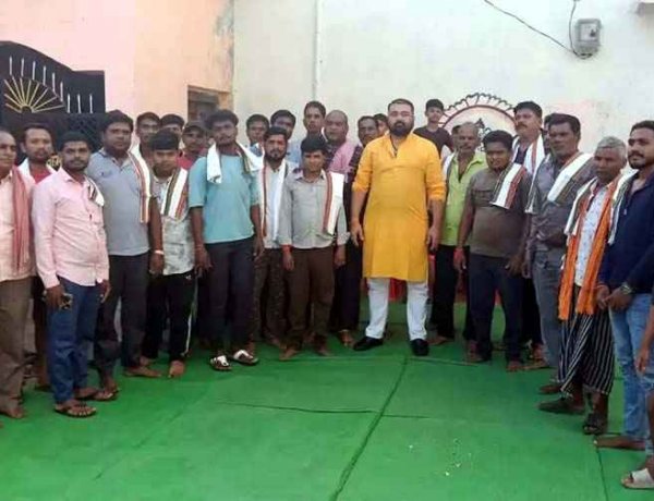 भाजपा के गढ़ में कांग्रेस की सेंध!, 50 किसानों-बुजुर्गों और युवाओं ने थामा कांग्रेस पार्टी का दामन, चुनाव से पहले ही बदलते समीकरणों के मिल रहे संकेत!