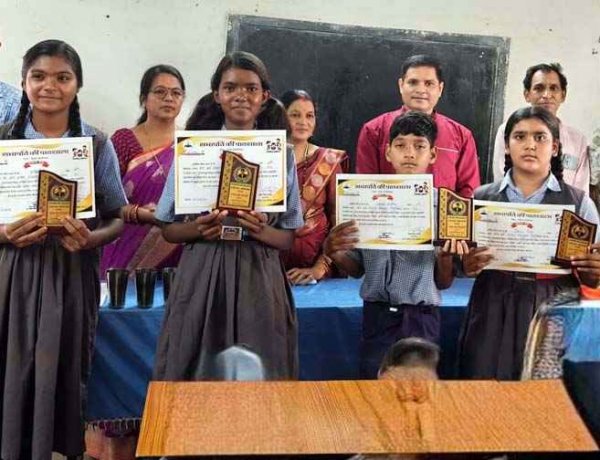 पोडीबहार मिडिल स्कूल में लगी सभापति की पाठशाला, प्रतिभाशाली बच्चों को शील्ड और प्रमाण पत्र देकर किया सम्मानित, समाजसेवी मनमोहन चंद्रा रहे मौजूद