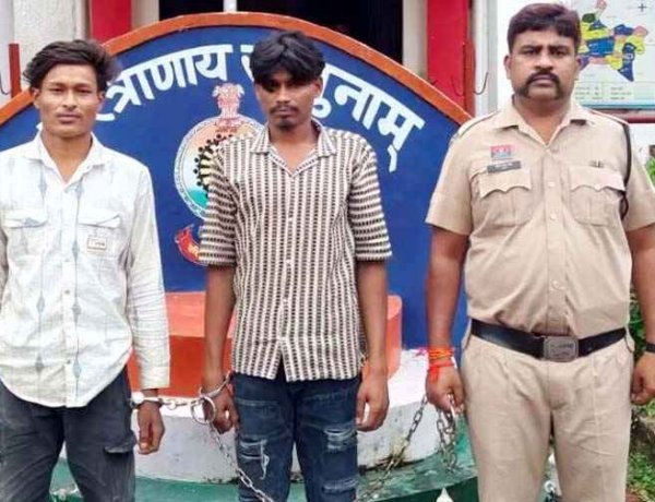अभनपुर मार्ग में राहगीरों से युवकों की दादागिरी, चाकू-तलवार लहराकर लोगों को डराने की कोशिश, दो बदमाश गिरफ्तार, हथियार और दो मोटरसाइकिल बरामद