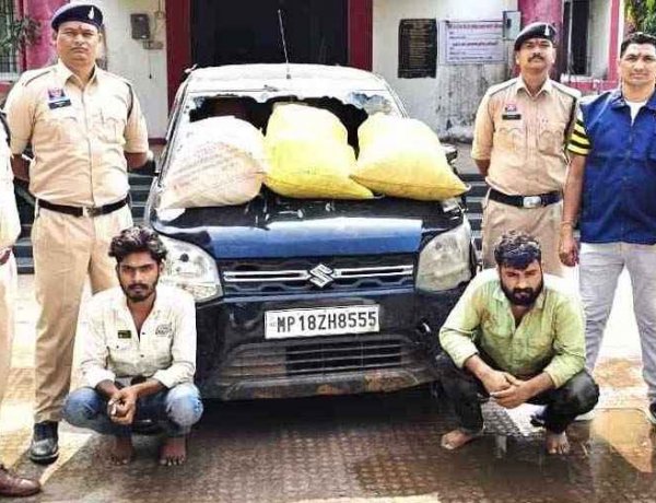 नाकाबंदी देखते ही बदला प्लान, सबूत मिटाने कार समेत गांजे में लगाई आग, पुलिस ने फिल्मी स्टाइल में दो तस्करों को दबोचा, एक फरार, 28 किलो गांजा बरामद