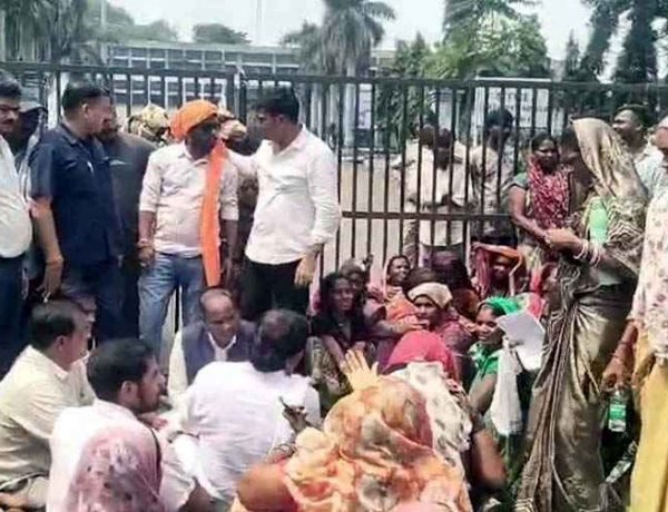 खदान विस्तार के लिए तोड़ा आंगनबाड़ी समेत अस्पताल, ग्रामीणों ने बुलडोजर कार्रवाई का किया विरोध, उग्र प्रदर्शन के साथ जीएम दफ्तर पर जड़ा ताला