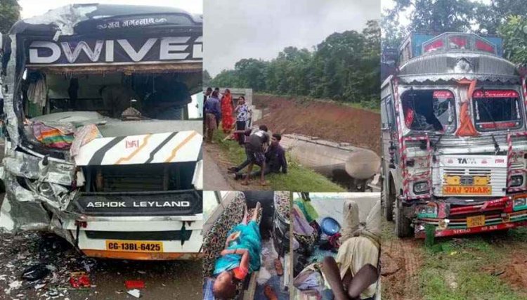 यात्री बस और ट्रक की जोरदार टक्कर, 14 यात्री घायल, अगला हिस्सा क्षतिग्रस्त, मची अफरा-तफरी, घायलों का अस्पताल में इलाज जारी
