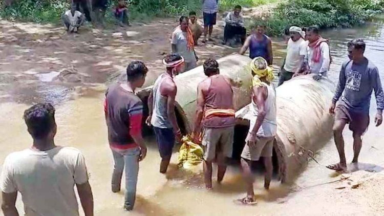 शासन-प्रशासन से बार-बार गुहार लगाकर थक चुके ग्रामीणों ने खुद उठाई जिम्मेदारी, प्रशासन की बेरुखी से चंदा जुटाकर श्रमदान करने मजबूर ग्रामीण