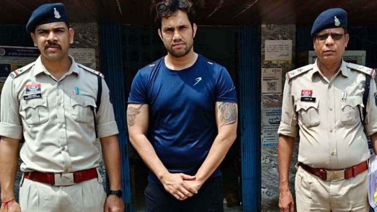 बैंक मैनेजर ने बड़े खाताधारकों को 10% मंथली प्रॉफिट का दिया झांसा, चेक लेकर मुख्य आरोपी के खाते में पहुंचाया रकम, DFC बैंक का अधिकारी गिरफ्तार
