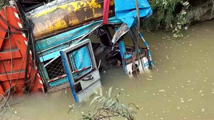नाला में दर्दनाक हादसा, 60 फीट नीचे नाले में गिरा ट्रक, अज्ञात ड्राइवर की मौत, केबिन को गैस कटर से  काटकर एक घंटे बाद गोताखोरों ने निकाला शव