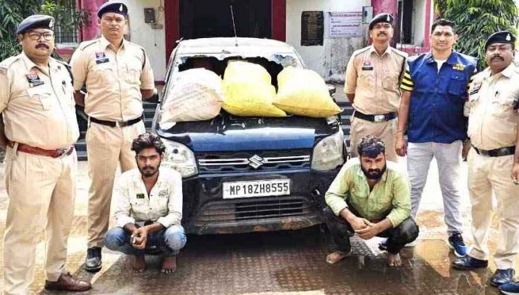 नाकाबंदी देखते ही बदला प्लान, सबूत मिटाने कार समेत गांजे में लगाई आग, पुलिस ने फिल्मी स्टाइल में दो तस्करों को दबोचा, एक फरार, 28 किलो गांजा बरामद