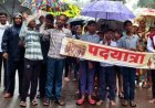 शिक्षा की ‘आस’ में आंधी तूफान से संग्राम, SDM व BEO कार्यालय का घेराव करने सैकड़ों ग्रामीण और बच्चे बारिश में भीगते नेशनल हाईवे में की पदयात्रा