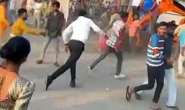 रायपुर में दुर्गा प्रतिमा-विसर्जन के दौरान दो पक्षों में मारपीट, हाथापाई के बीच पुलिस से भी उलझे लोग, वीडियो सोशल मीडिया पर जमकर वायरल