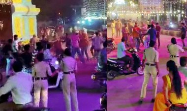दुर्गा पंडाल के अंदर बवाल, दो पक्षों में जमकर चले लात-घूंसे, पुलिसकर्मी बने रहे तमाशबीन, वीडियो वायरल, दोनों पक्ष FIR दर्ज कराने पहुंचे थाना