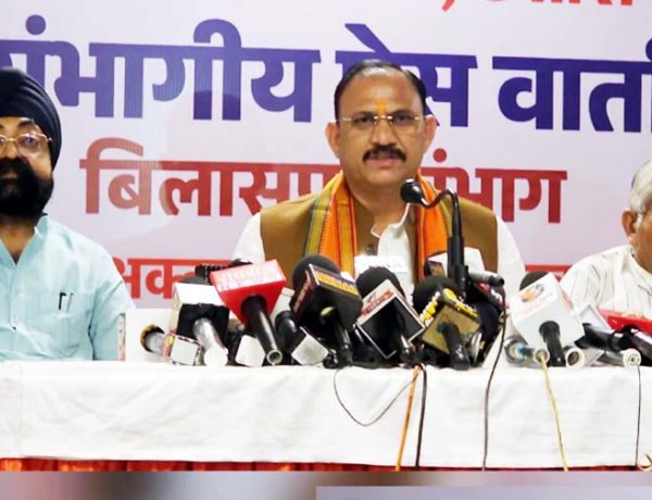 प्रधानमंत्री के 25 साल की उपलब्धियां गिनाते रहे नेता, मोदी सरकार की योजनाओं का बखान के बीच अस्पतालों पर सवाल आते ही प्रेसवार्ता से उठे स्वास्थ्य मंत्री!
