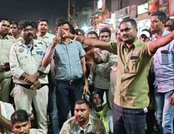 पुलिस की कार्रवाई में 4 आरोपी गिरफ्तार, बस की डिक्की से 67.842 किलो गांजा बरामदगी पर ड्राइवर संघ ने उठाये सवाल, तिरंगा चौक पर चक्काजाम