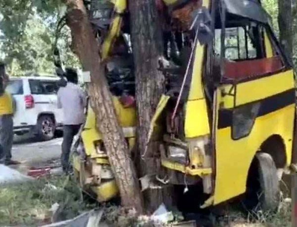 पेड़ से टकराई तेज रफ्तार अनियंत्रित यात्री बस, मची चीख-पुकार, ड्राइवर समेत 6 यात्रियों की मौत, 15 घायलों को पहुंचाया गया अस्पताल