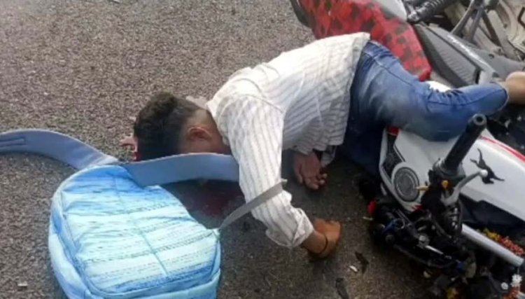पुल की रेलिंग तोड़ महानदी में गिरा ट्रैक्टर, ड्राइवर-हेल्पर ने कूदकर बचाई जान, इधर NH-130C पर खड़े ट्रैक्टर से टकराई बाइक, युवक गंभीर