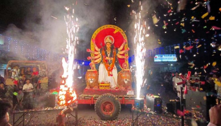नवरात्र के पहले दिन आतिशी रोशनी-कंफेटी और बबल इफेक्ट के बीच गरियाबंद में मां दुर्गा का भव्य स्वागत, मंदिरों में उमड़ी श्रद्धालुओं की भीड़