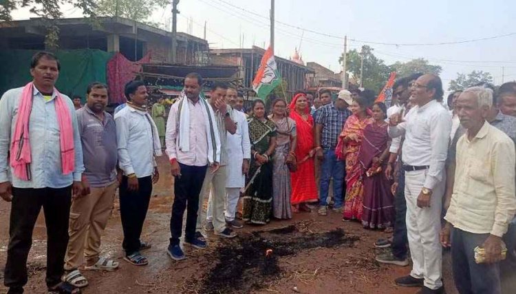वोट चोरी के मुद्दे पर कांग्रेस का उग्र प्रदर्शन कर मुख्य चुनाव आयुक्त का फूंका पुतला, ज्ञानेश कुमार और केंद्र सरकार के खिलाफ की जमकर नारेबाजी