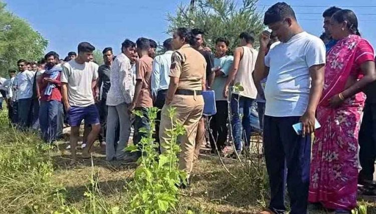 सड़क किनारे झाड़ियों में मिली युवक की लाश, 10 फीट नीचे खेत में मिली बाइक, हत्या या हादसा, मामले की जांच में जुटी फिंगेश्वर पुलिस