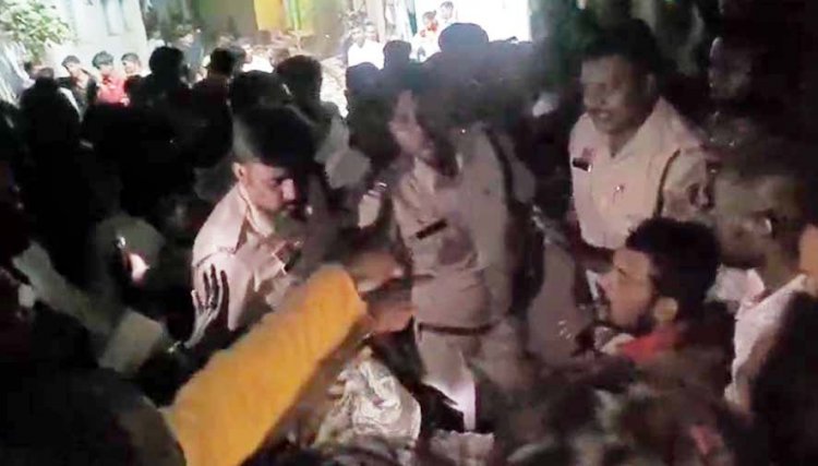 अभनपुर में दुर्गा विसर्जन के दौरान पार्षद गब्बू ध्रुव से मारपीट, समर्थकों ने झांकी रोककर किया जमकर प्रदर्शन, CSP के आश्वासन के बाद खुला रास्ता