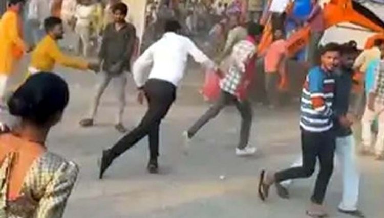 रायपुर में दुर्गा प्रतिमा-विसर्जन के दौरान दो पक्षों में मारपीट, हाथापाई के बीच पुलिस से भी उलझे लोग, वीडियो सोशल मीडिया पर जमकर वायरल
