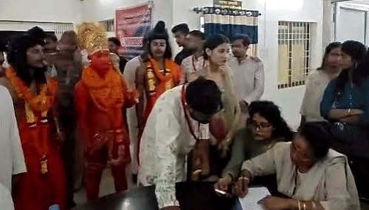 विधि-विधान और पूजा-पाठ के निर्धारित समय से पहले रावण के पुतले का दहन, वानर सेना के साथ राम-लक्ष्मण और हनुमान पहुंचे थाना, FIR दर्ज